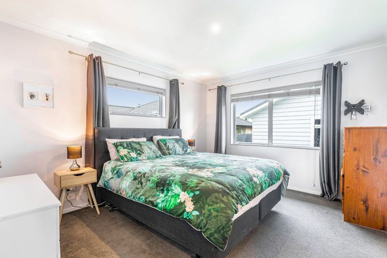 Photo of property in 16 Aitkenhead Court, Parakai, 0830