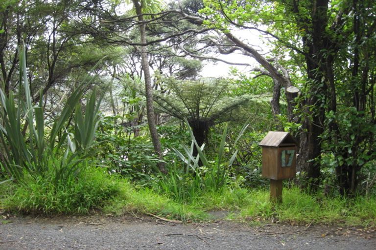 Photo of property in 17 Rayner Road, Piha, New Lynn, 0772
