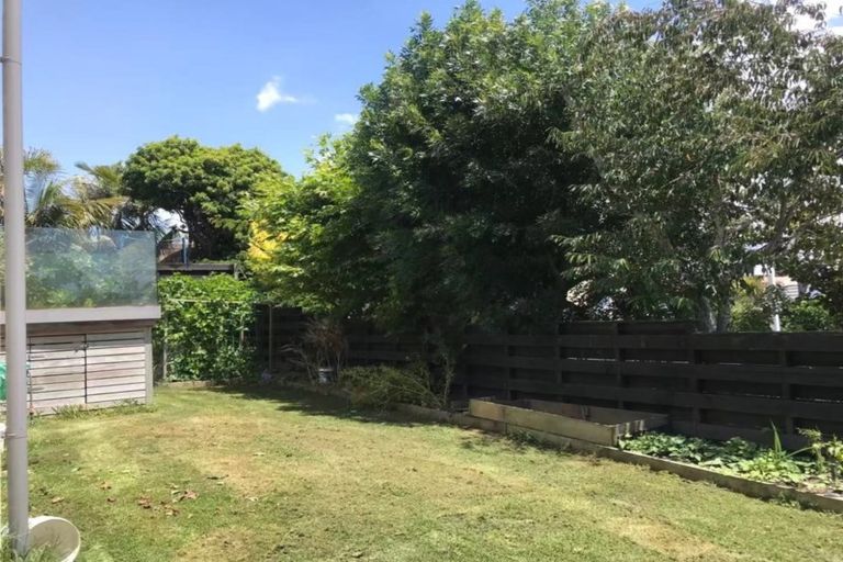 Photo of property in 1/14 Rothesay Bay Road, Rothesay Bay, Auckland, 0630
