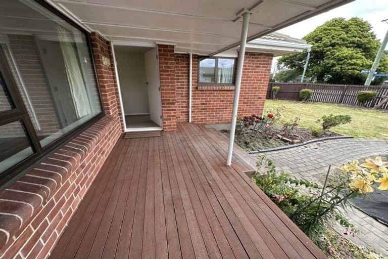 Photo of property in 32 Avonhead Road, Avonhead, Christchurch, 8042
