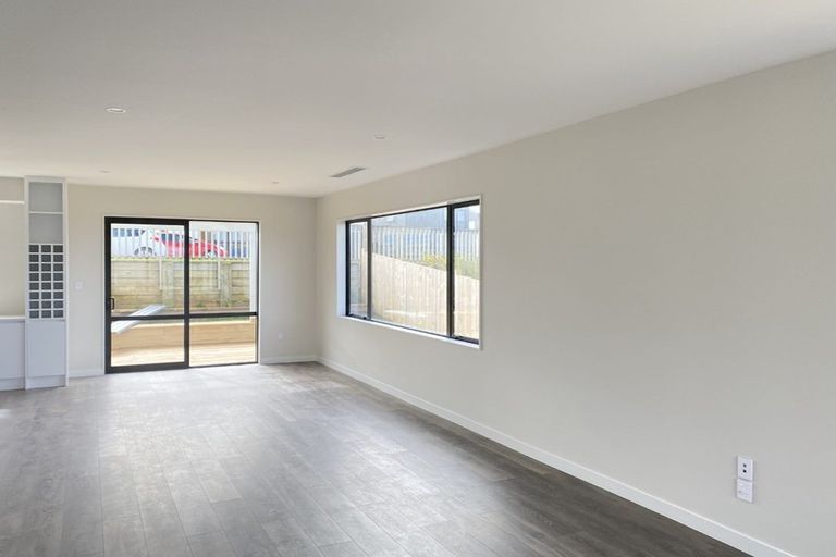 Photo of property in 21 Vazey Way, Hobsonville, Auckland, 0618