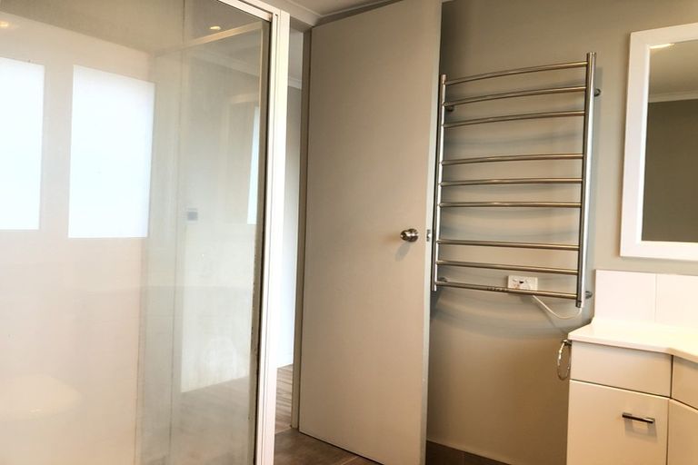 Photo of property in 118 Stapleford Crescent, Browns Bay, Auckland, 0630