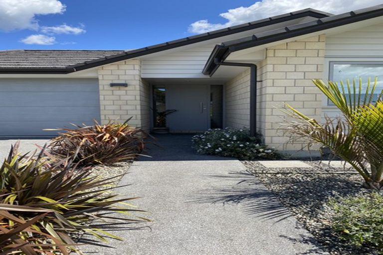 Photo of property in 9 Larmer Drive, Kumeu, 0810