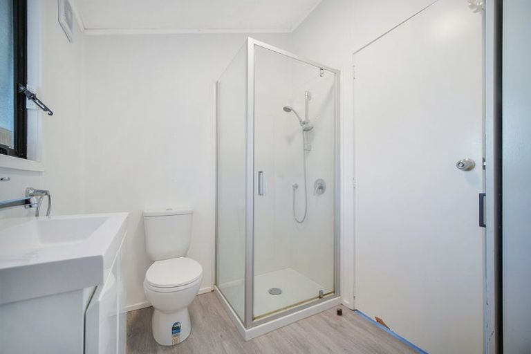 Photo of property in 5a Shamrock Lane, Te Atatu Peninsula, Auckland, 0610