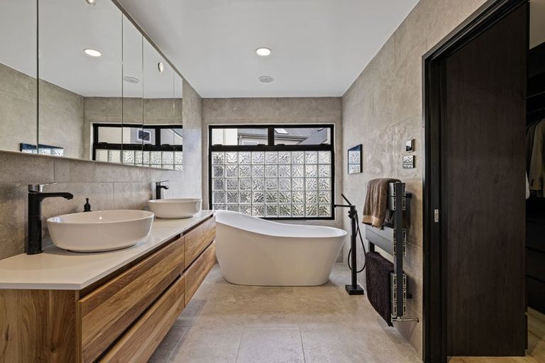 Photo of property in 9 Luxton Place, Mount Pleasant, Christchurch, 8081