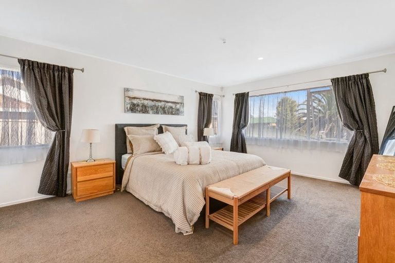 Photo of property in 11 Azure Grove, Unsworth Heights, Auckland, 0632