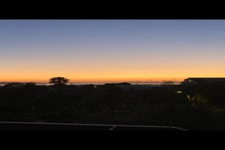 Photo of property in 8 Forsythe Place, Massey, Auckland, 0614