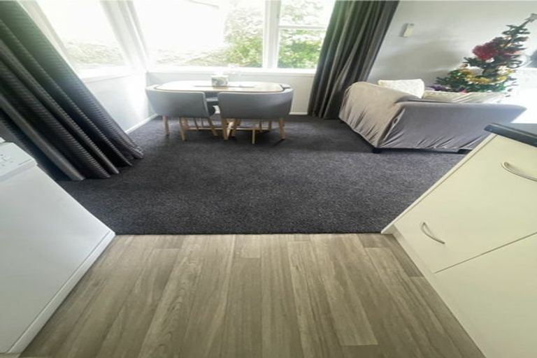 Photo of property in 11 Innes Way, Newlands, Wellington, 6037