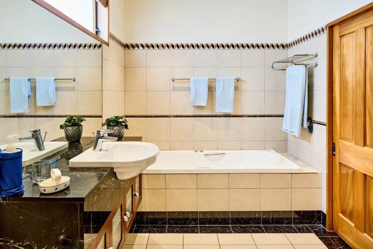 Photo of property in 76 The Crescent, Roseneath, Wellington, 6011