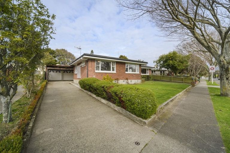 Photo of property in 6 Churchill Avenue, Hokowhitu, Palmerston North, 4410