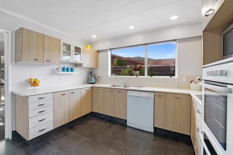 Photo of property in 3 Rewarewa Crescent, Waikanae, 5036