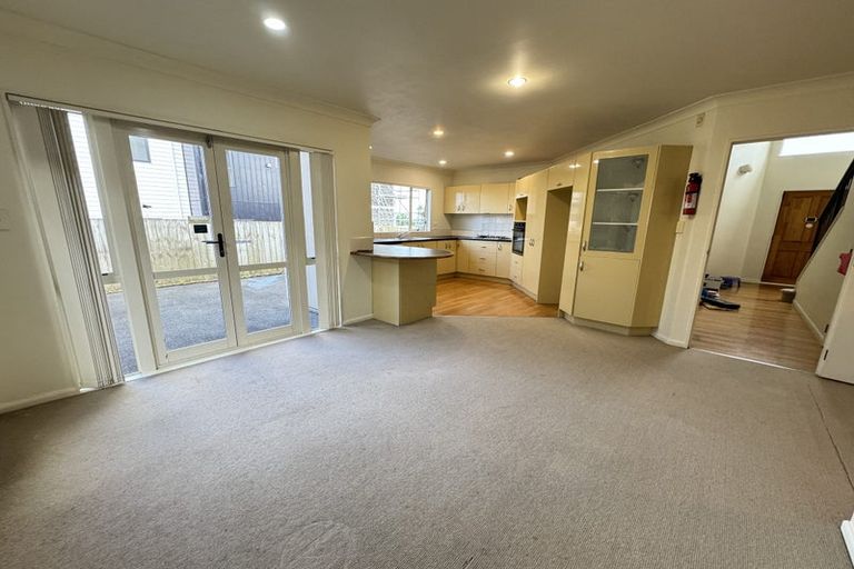 Photo of property in 4 Highgrove Lane, Totara Vale, Auckland, 0632