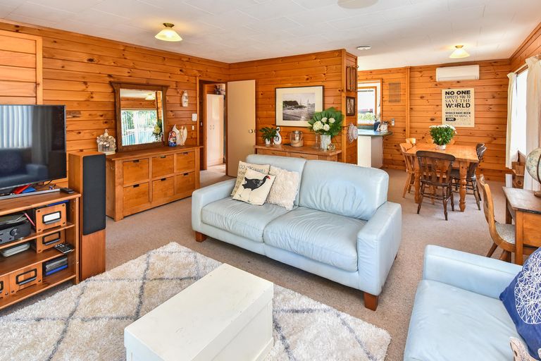 Photo of property in 1/133 Carnoustie Drive, Wattle Downs, Auckland, 2103