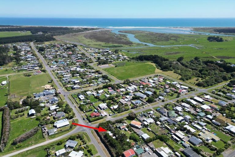 Photo of property in 4 Punga Street, Tangimoana, 4822