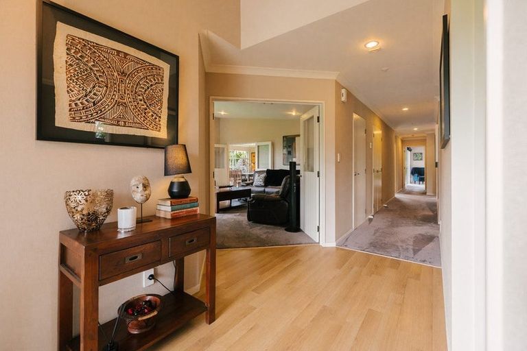 Photo of property in 8 Titirangi Drive, Fitzherbert, Palmerston North, 4471