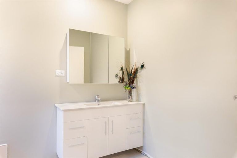 Photo of property in 7 Waterfront Road, Mangere Bridge, Auckland, 2022