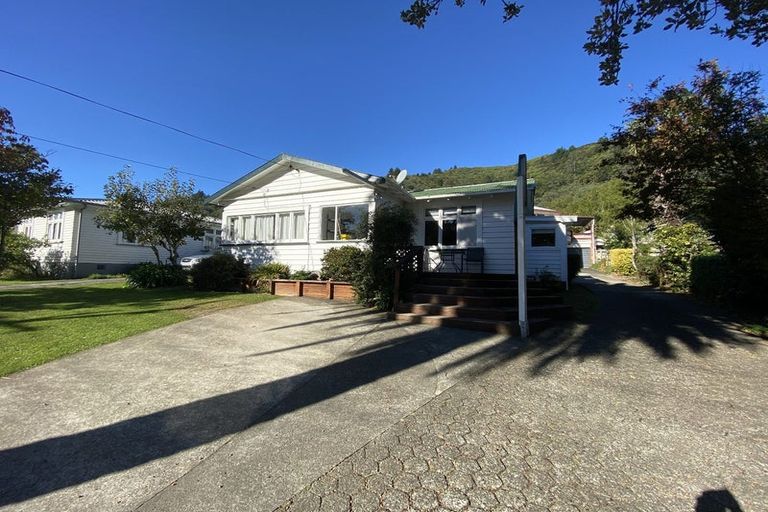 Photo of property in 88 Waikawa Road, Picton, 7220