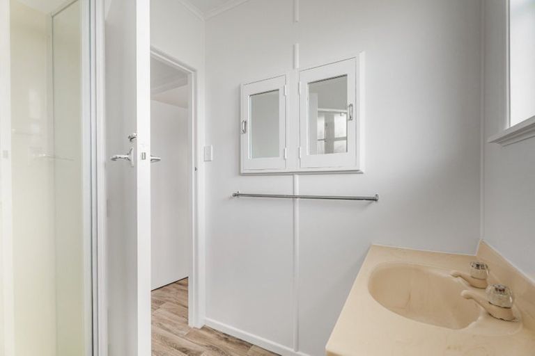 Photo of property in 9 Kuaka Place, New Lynn, Auckland, 0600