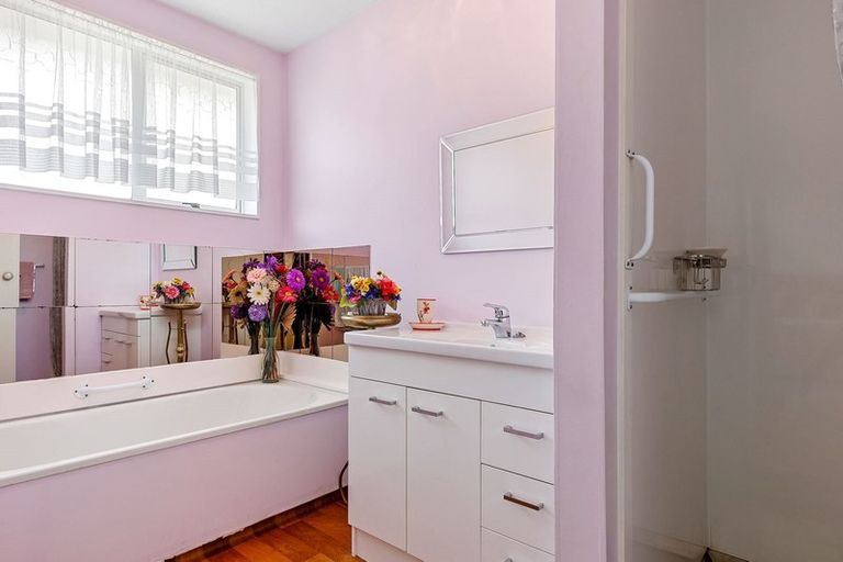 Photo of property in 1/72 Royal Park Drive, Parklands, Christchurch, 8083