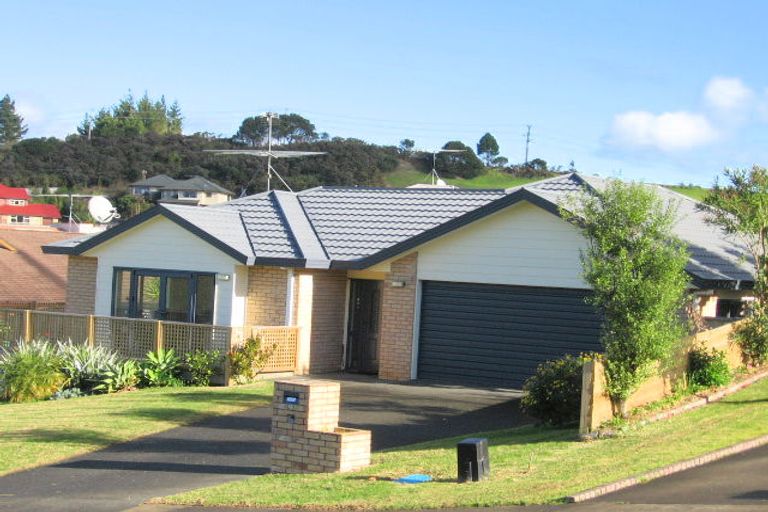 Photo of property in 28 Waldorf Crescent, Orewa, 0931