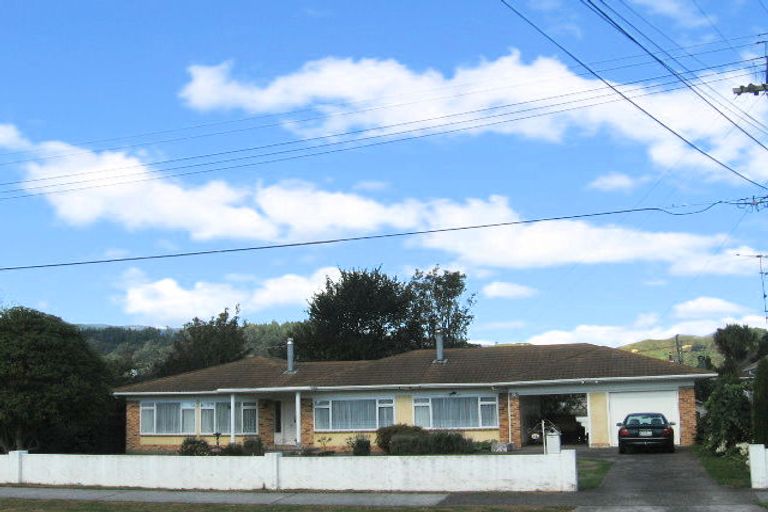 Photo of property in 12 Oak Street, Ebdentown, Upper Hutt, 5018