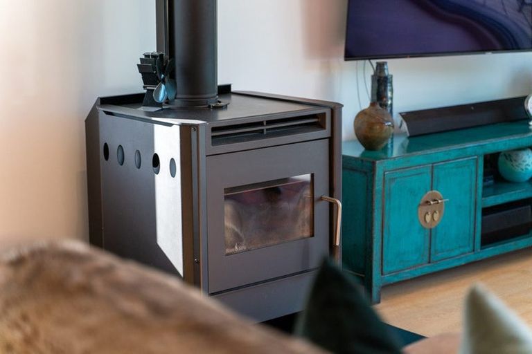 Photo of property in 77 Kent Street, Kingston, Athol, 9793