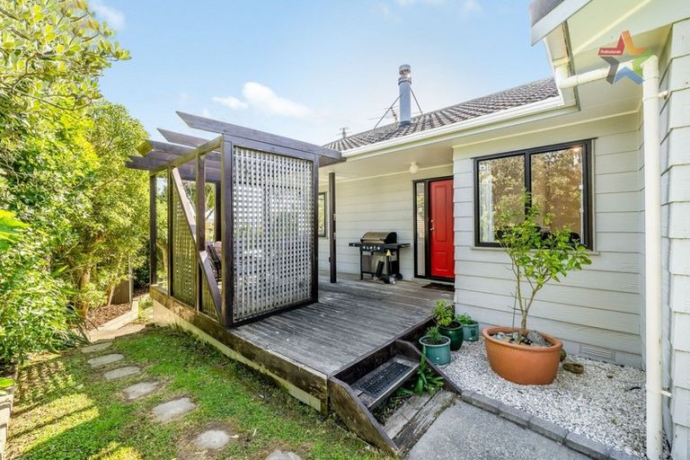 Photo of property in 21 Jasmine Grove, Maungaraki, Lower Hutt, 5010