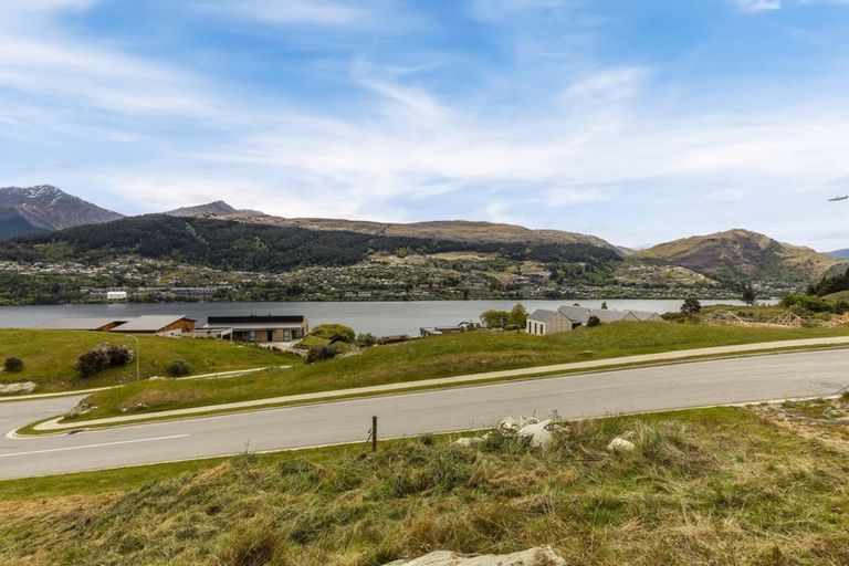 Photo of property in 1 Elk Place, Kelvin Heights, Queenstown, 9300