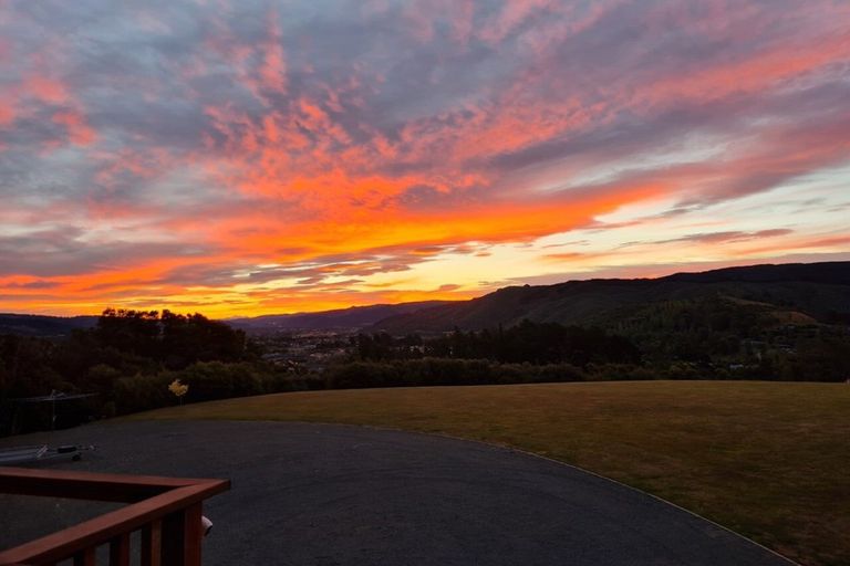 Photo of property in 11 Streets Way, Timberlea, Upper Hutt, 5018