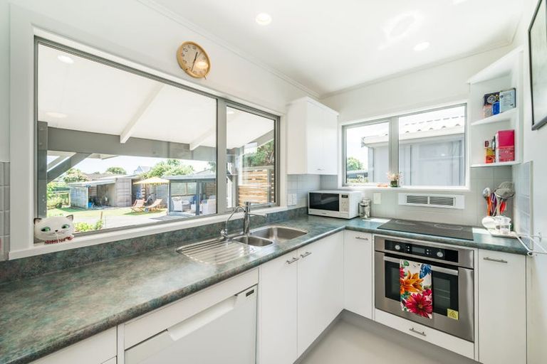 Photo of property in 14 Goldie Place, Waikanae Beach, Waikanae, 5036