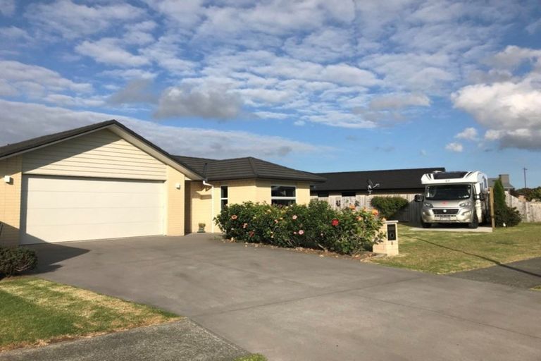 Photo of property in 6 Kowi Lakes Drive, One Tree Point, 0118