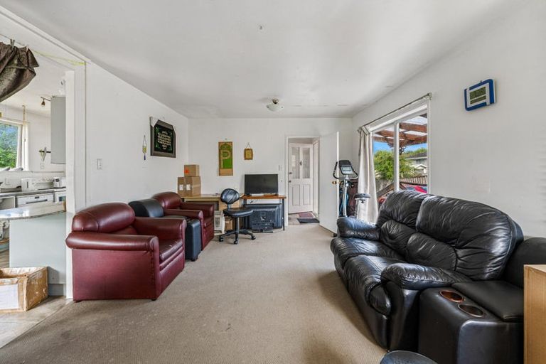 Photo of property in 62 Harmel Road, Glendene, Auckland, 0602