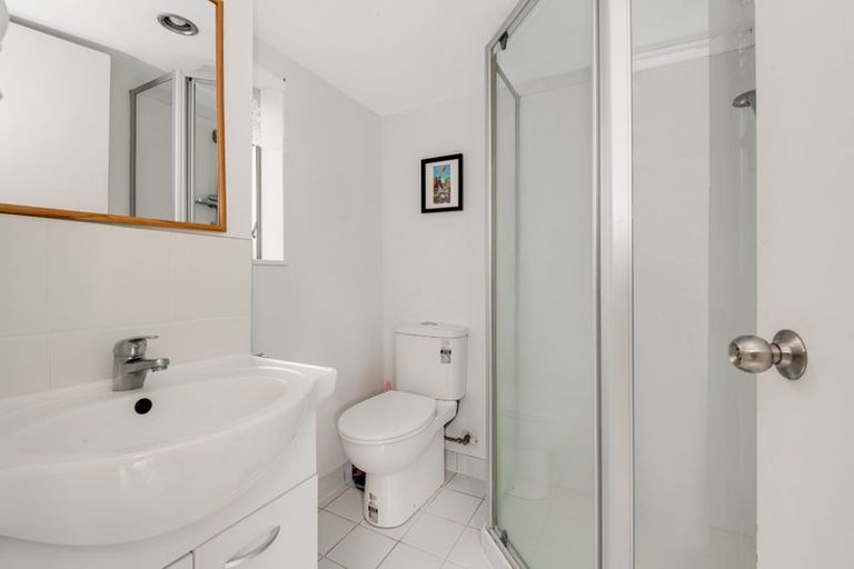 Photo of property in 415 Glenfield Road, Glenfield, Auckland, 0629