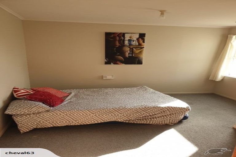 Photo of property in 18 Barron Drive, Green Bay, Auckland, 0604