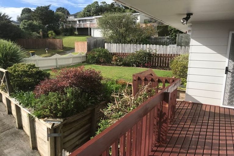 Photo of property in 1/13 Exeter Place, Unsworth Heights, Auckland, 0632