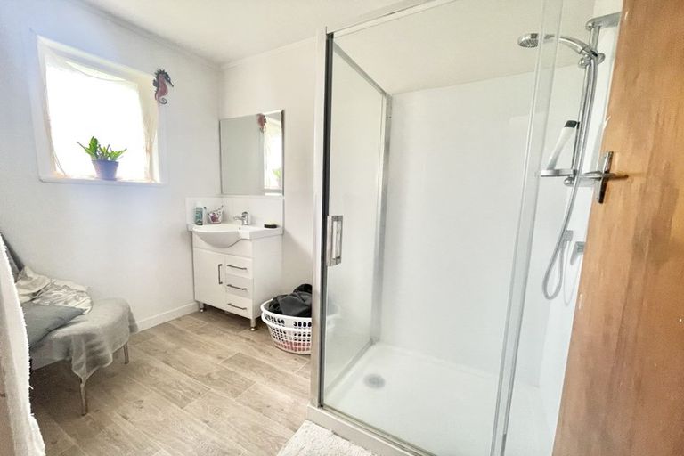 Photo of property in 5/215 Swanson Road, Henderson, Auckland, 0610