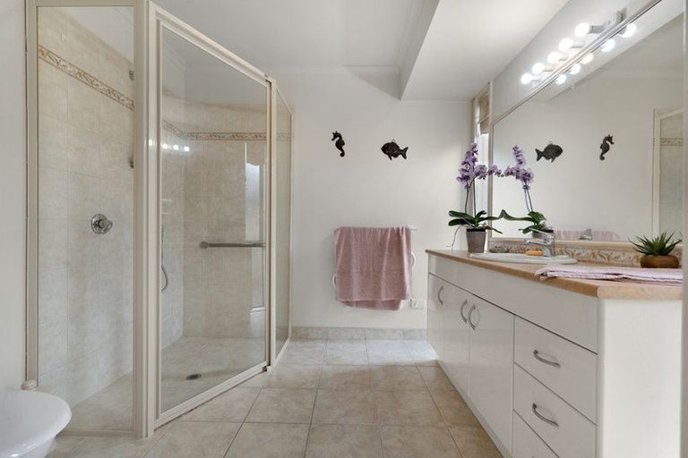 Photo of property in 115 Grovenor Drive, Orewa, 0931