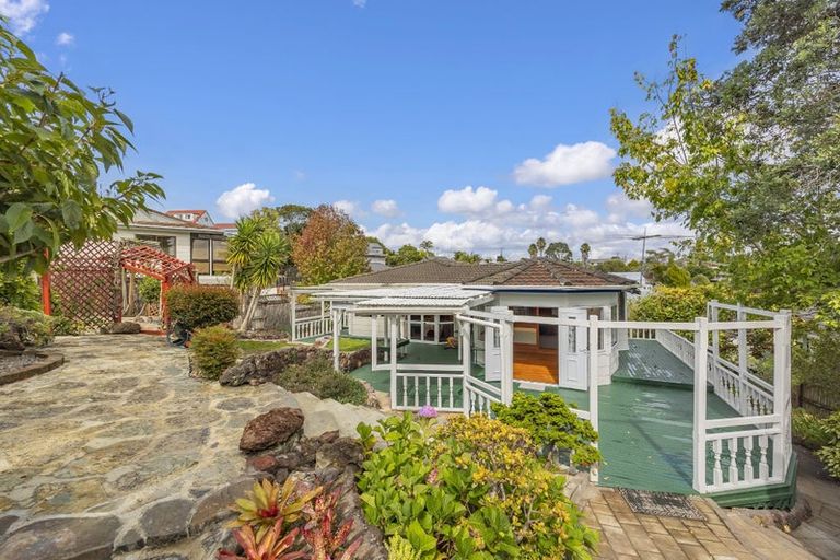 Photo of property in 17 Louise Place, Browns Bay, Auckland, 0630