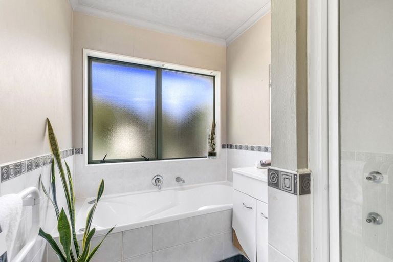 Photo of property in 10 Kumar Place, The Gardens, Auckland, 2105