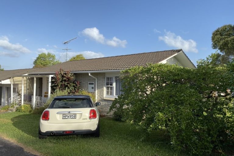 Photo of property in 1/23 Manhattan Heights, Glendene, Auckland, 0602