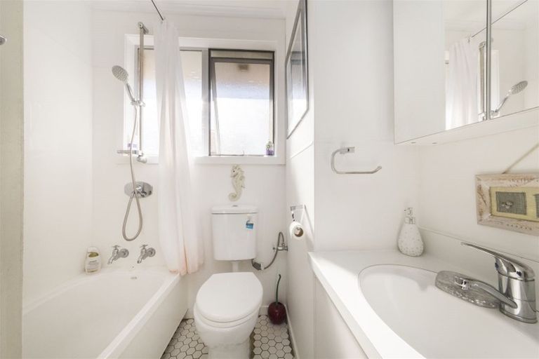 Photo of property in 1a Ruamahanga Crescent, Terrace End, Palmerston North, 4410