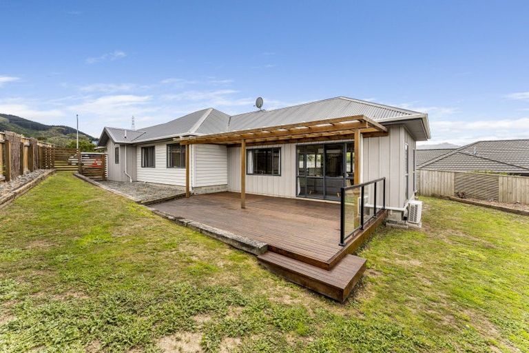 Photo of property in 29 James Nairn Grove, Riverstone Terraces, Upper Hutt, 5018