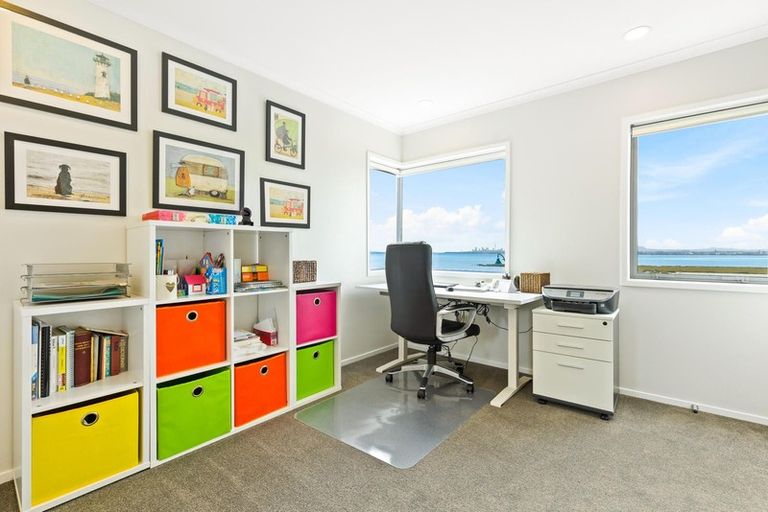 Photo of property in 32 Provence Esplanade, Te Atatu Peninsula, Auckland, 0610