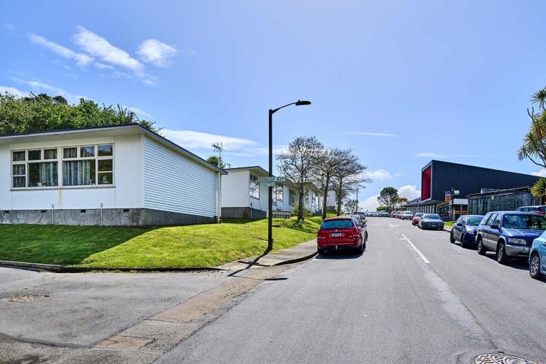 Photo of property in Batchelor Street Flats, 2-16 Batchelor Street, Newlands, Wellington, 6037