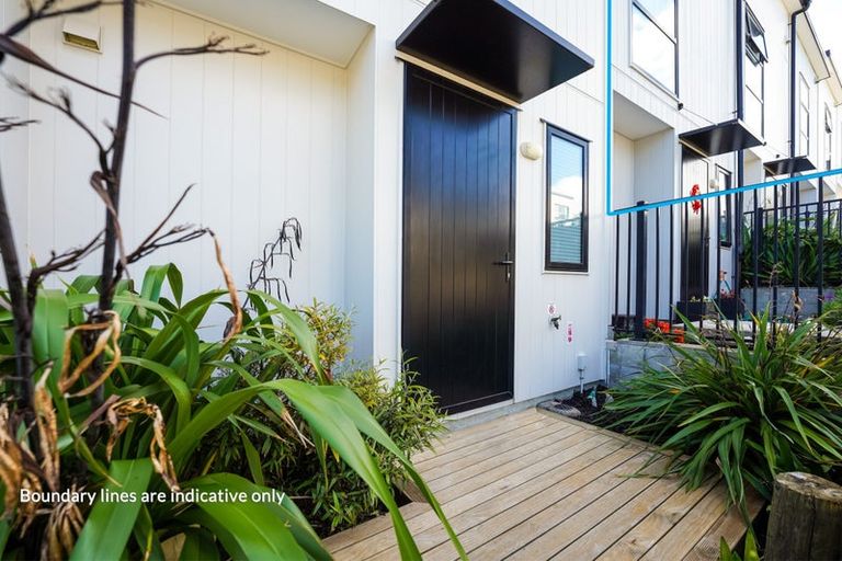 Photo of property in 22 Tokai Place, Glen Eden, 0602