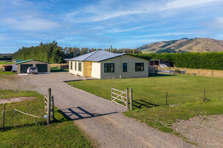 Photo of property in 19 Mount John Road, Waimate, 7977