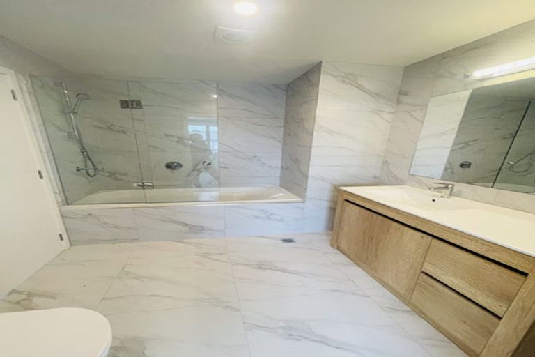 Photo of property in 10 Ingham Court, Fairview Heights, Auckland, 0632