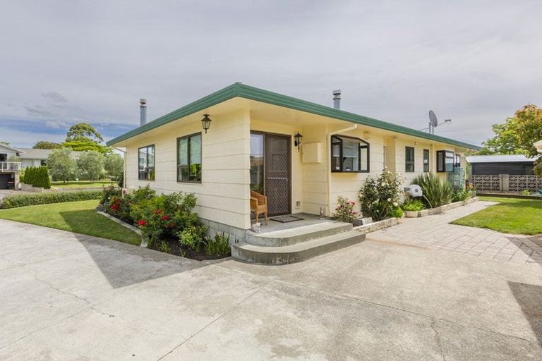 Photo of property in 9 Deakin Place, Clive, 4102