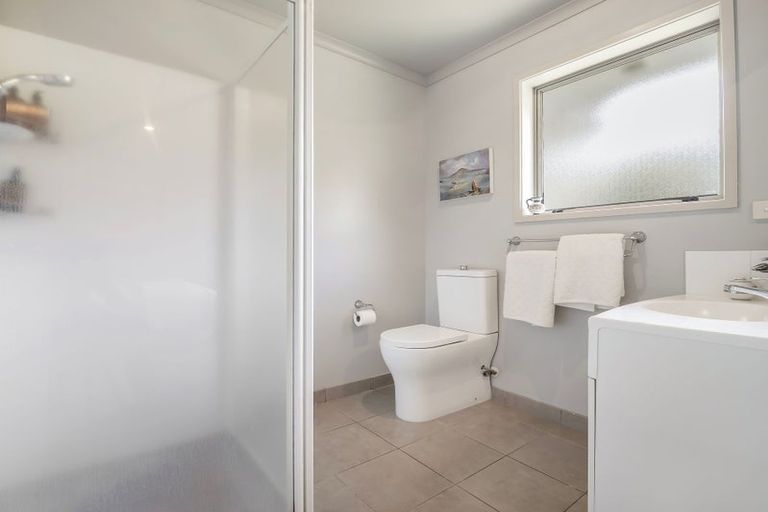 Photo of property in 8 Libra Place, Kawaha Point, Rotorua, 3010