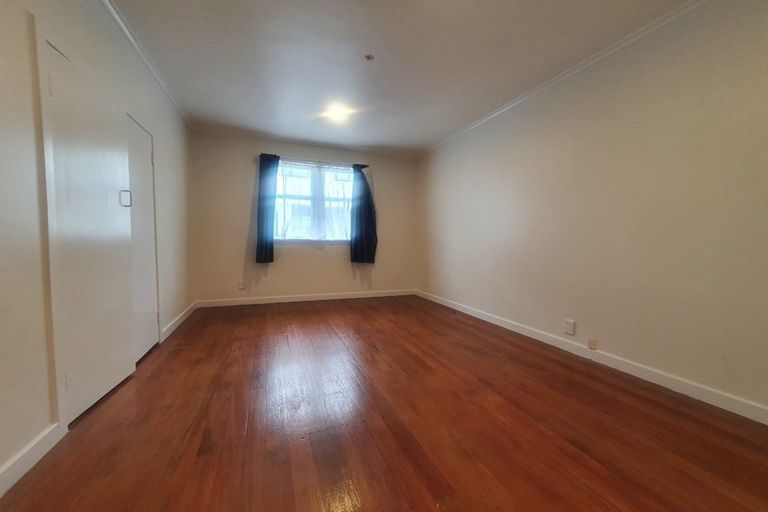 Photo of property in 19 Seymour Road, Sunnyvale, Auckland, 0612
